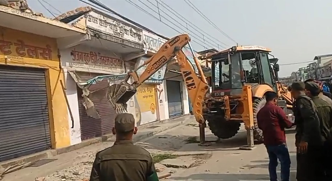 धनगढीमा पनि चल्यो डोजर, अतिक्रमण गरी बनाइएका संरचना भत्काइँदै